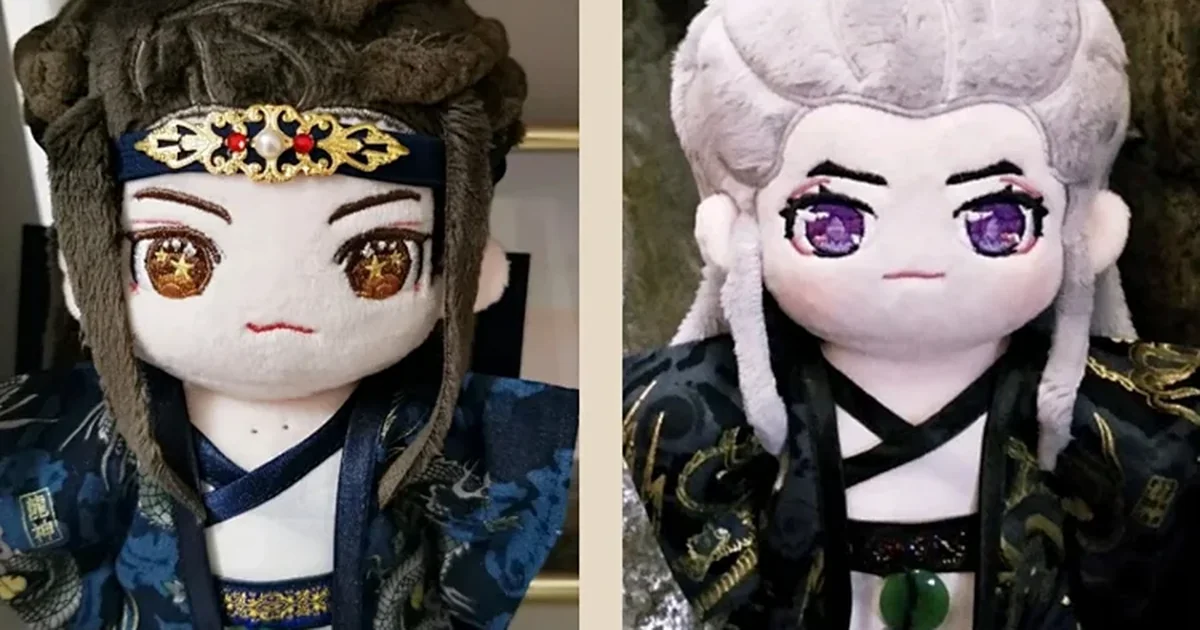 玫瑰点点手作小铺の手作り古風ぬい服の着用例。龍の刺繍が入った衣装を着た2体のぬい（画像出典：微店の商品ページ）
